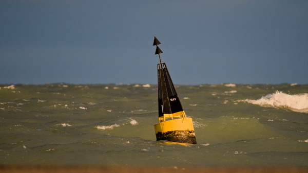 Seezeichen im bewegten Wasser