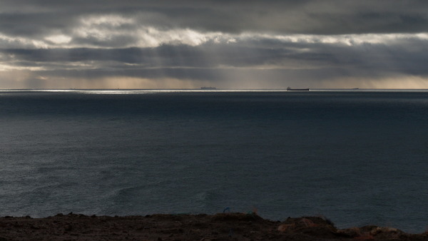 Schiffe vor Helgoland mit Wolken und Sonnenstrahlen