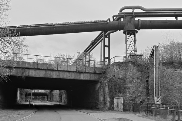 Brücke in Flach und Rohre in Hoch